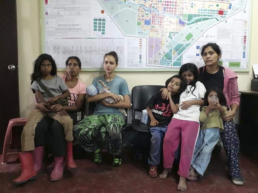 Patricia Aguilar (3.v.l.) sowie zwei weitere Frauen und fünf Kinder wurden in einer Hütte in San Martín de Pangoa im Zentrum des Landes entdeckt.
