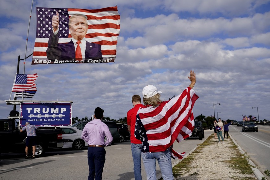 Evelyn Knapp, a supporter of former President Donald, waves to passersby outside of Trump&#039;s Mar-a-Lago estate, Monday, March 20, 2023, in Palm Beach, Fla. (AP Photo/Lynne Sladky)