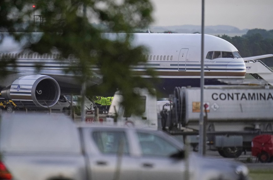 Eine Boeing 767 auf der Basis MoD Boscombe Down, in der Nähe von Salisbury. Es wird angenommen, dass es sich um die Maschine handelt, die Asylsuchende von Großbritannien nach Ruanda bringen sollte.