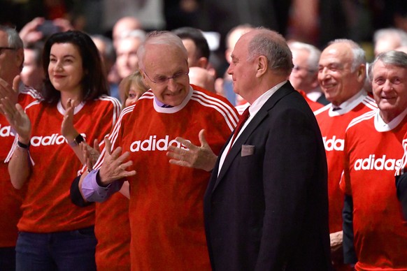 CSU-Politikerin Dorothee Bär mit den alten weißen FC-Bayern-Männern Edmund Stoiber (Aufsichtstratsmitglied) und Ex-Präsi Uli Hoeneß (v.l.).