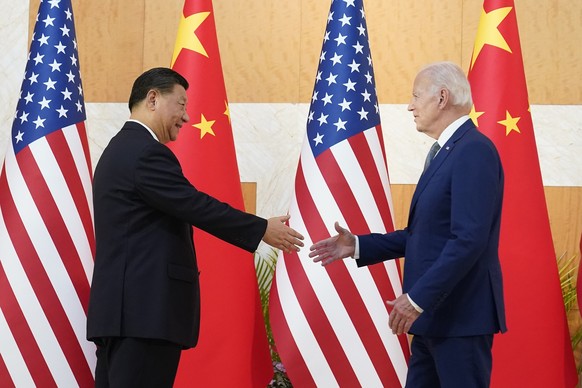 ARCHIV - 14.11.2022, Indonesien, Bali: US-Pr�sident Joe Biden (r), sch�ttelt dem chinesischen Pr�sidenten Xi Jinping bei ihrem Treffen vor dem G20-Gipfel die Hand. Es ist das erste pers�nliche Treffen ...