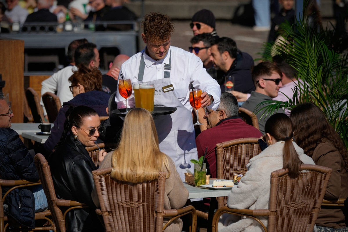 Warsaw Daily Life People are seen being served drinks at the outdoor terraces of restaurants in the Old Town in Warsaw, Poland on 28 March, 2025. Warsaw Poland PUBLICATIONxNOTxINxFRA Copyright: xJaapx ...