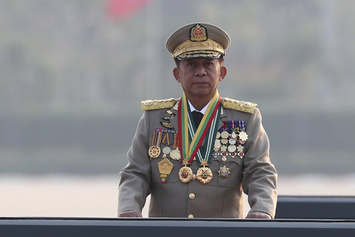 ARCHIV - 27.03.2023, Myanmar, Naypyitaw: General Min Aung Hlaing, Chef des Militärrates, inspiziert Offiziere während einer Parade anlässlich des 78. Tages der Streitkräfte Myanmars im März 2023. (zu  ...