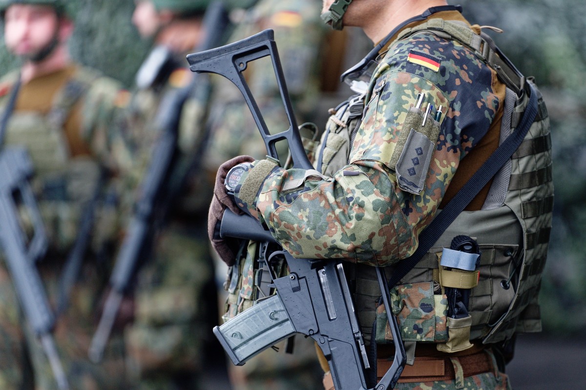 ARCHIV - 31.07.2023, Nordrhein-Westfalen, Rheinbach: Soldaten stehen beim Antrittsbesuch von Verteidigungsminister Pistorius beim militärischen Organisationsbereich (OrgBer) Cyber- und Informationsrau ...