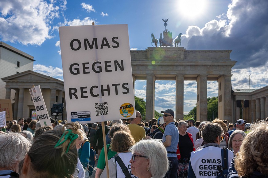 Die "Omas gegen Rechts" sind bei fast jedem Protest gegen Rechte und Verschwörungstheoretiker:innen in Berlin dabei.