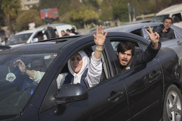 08.12.2024, Syrien, Homs: Einwohner feiern den Fall der Hauptstadt Damaskus an die Oppositionskräfte. Foto: Ghaith Alsayed/AP +++ dpa-Bildfunk +++