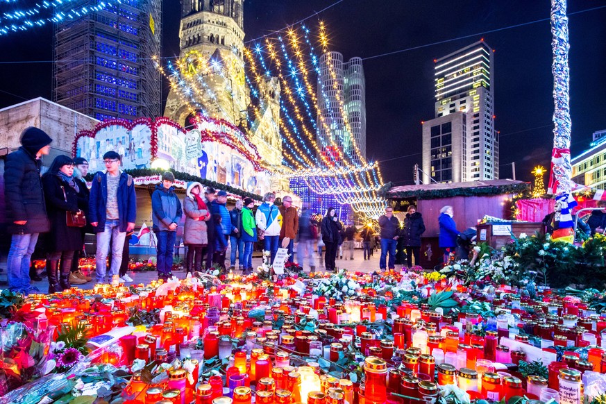 Berlin terror attack Gedenken an die Opfer des Anschlags auf den Berliner Weihnachtsmarkt am Breitscheidplatz in Nacht vom 19. zum 20. Dezember 2016, Terror, Attacke, Kerzen, Trauer, Andenken, Berlin  ...