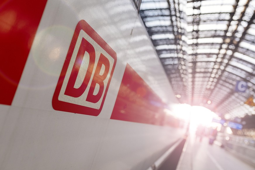 DB-Logo an einem ICE im Kölner Hauptbahnhof. Köln, 12.05.2019