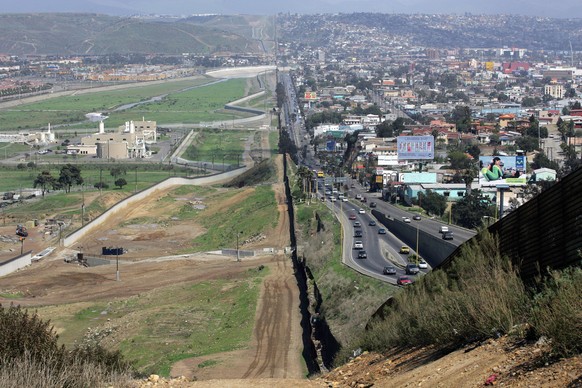 Blick auf den Grenzzaun zwischen Mexiko und den USA
