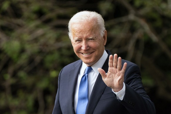 ARCHIV - 15.10.2021, USA, Washington: Joe Biden, Pr�sident der USA, winkt als er das Wei�e Haus verl�sst. (zu dpa: �Biden zieht sich aus US-Pr�sidentschaftsrennen zur�ck�) Foto: Manuel Balce Ceneta/AP ...