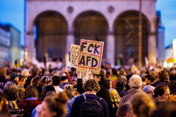 04.10.2023, Bayern, München: Eine Teilnehmerin einer Demo steht mit einem Schild mit der Aufschrift «FCK AFD» auf einer Kundgebung mehrerer Bündnisse unter dem Motto «Zammreißen! Bayern gegen Rechts»  ...
