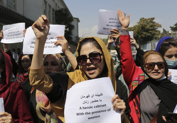 Frauen demonstrieren am Freitag in Kabul für ihre Rechte unter der neuen Regierung.