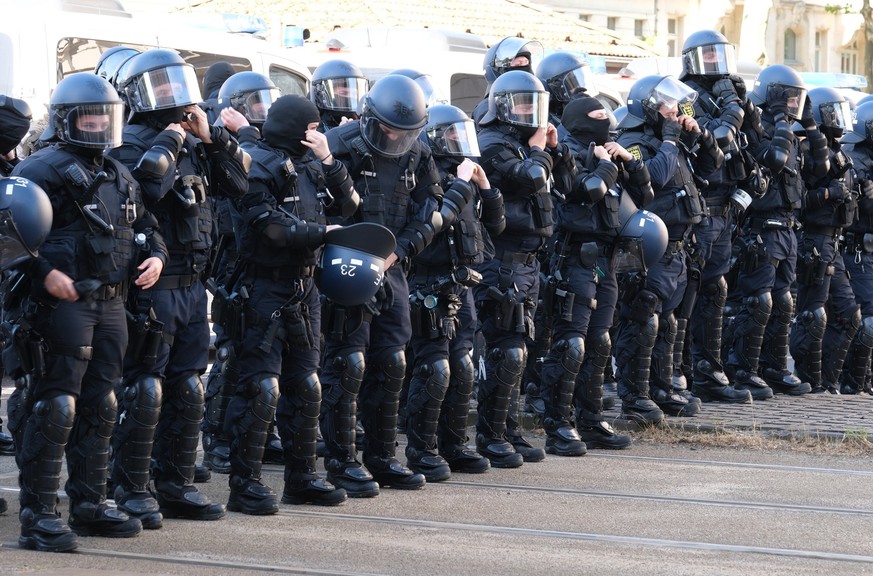 03.06.2023, Sachsen, Leipzig: Polizisten bereiten sich auf einen Einsatz vor. Eine linke Demonstration aus Anlass der Verurteilung von Linksextremen wurde verboten. Polizisten stehen bei Protesten geg ...