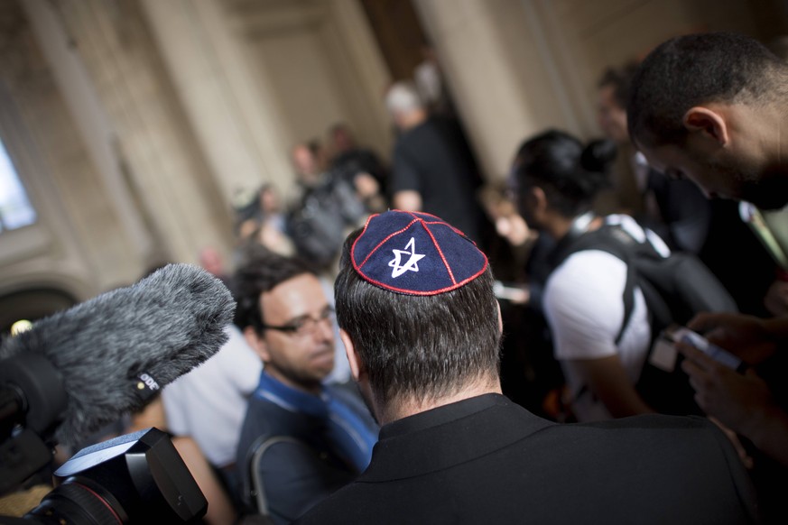 Kippah Trial, Berlin DEU, Deutschland, Germany, Berlin, 19.06.2018 Mann mit Kippa wartet mit Journalisten und Prozessbesucher auf Einlass. Knaan S, 19, am ersten Tag vom Prozess vor einem Jugendschoef ...