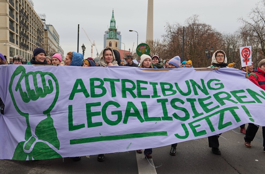 Die Kampagne Abtreibung legalisieren rief am 07.12.2024 in Berlin und Karlsruhe zu Demonstrationen fuer die Legalisierung von Abtreibungen statt Foto vom 07.12.2024: Demo in Berlin. Mehr als 100 Verba ...