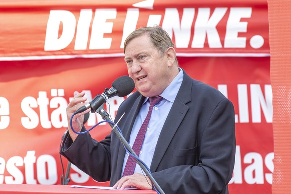 André Hahn (MdB) spricht bei einer Wahlkampfveranstaltung der Partei Die Linke auf dem Marktplatz im sächsischen Pirna.