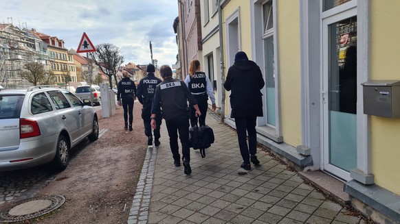 06.04.2022, Th�ringen, Eisenach: Polizisten und Beamte des Bundeskriminalamtes gehen durch eine Stra�e in der Stadt. Ermittler gehen seit dem Morgen gegen mutma�liche Rechtsextremisten vor. Vier Perso ...