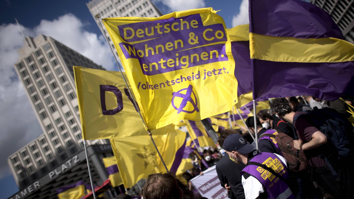 Mietendemo DEU, Deutschland, Germany, Berlin, 11.09.2021 Demonstranten der Initiative Volksentscheid Deutsche Wohnen und Co enteignen auf der Demonstration von Mieterorganisationen und politischen Ini ...