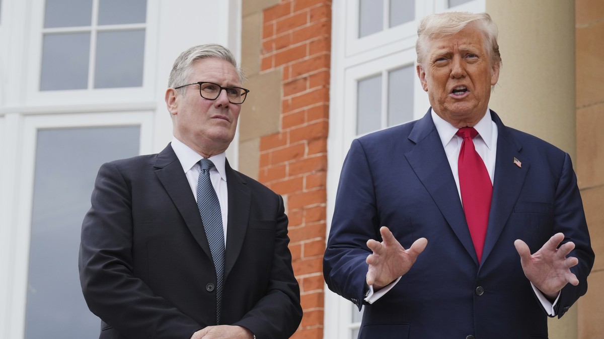 President Donald Trump, right, speaks with the media as he greets Britain&#039;s Prime Minister Keir Starmer at the Trump Turnberry golf course in Turnberry, Scotland Monday, July 28, 2025. (AP Photo/ ...