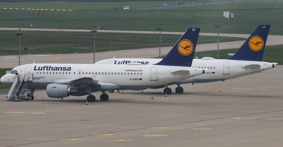 Hannover, Flughafen Langenhagen, Lufthansa Streik, UFO-Streik - Flugbegleiter der Lufthansa streiken, Symbolfoto, *** Hanover, Langenhagen Airport, Lufthansa strike, UFO strike Lufthansa flight attend ...