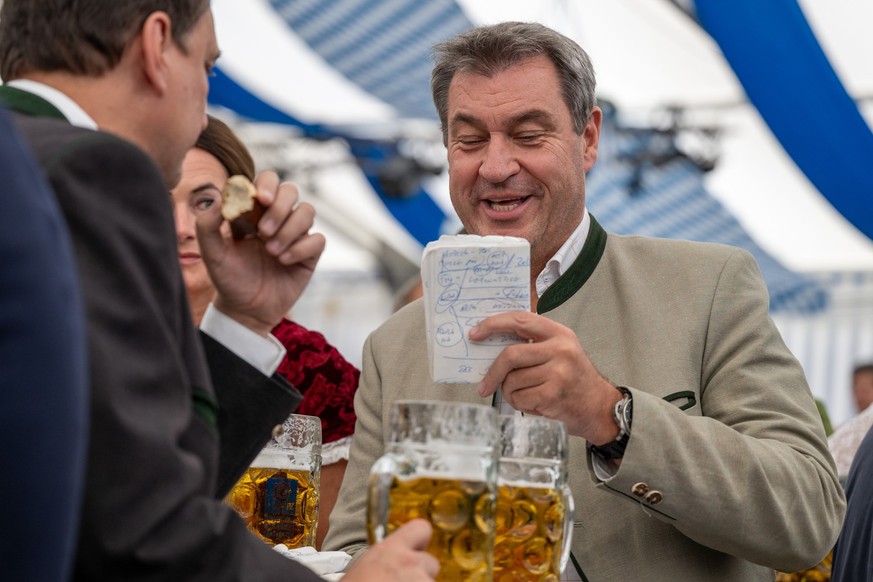 02.09.2023, Bayern, München: Ministerpräsident Markus Söder (CSU) besucht das Aubinger Herbstfest. In der Affäre um ein altes antisemitisches Flugblatt hat Bayerns Vize-Regierungschef Aiwanger am 01.  ...
