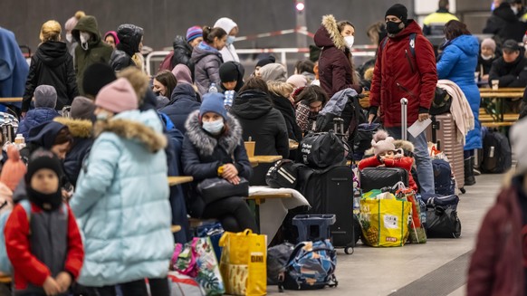 Menschen warten in der Anlaufstelle für Flüchtlinge aus der Ukraine auf dem Hauptbahnhof.