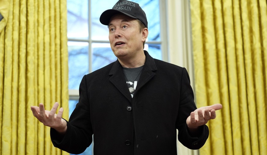 ARCHIV - 11.02.2025, USA, Washington: Elon Musk spricht während einer Veranstaltung im Oval Office mit US-Präsident Trump im Weißen Haus. (zu dpa: «Berichte: Hunderte US-Beamte für Atomsicherheit entl ...