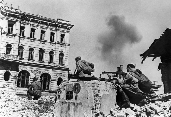 Bildnummer: 58591326 Datum: 23.08.1943 Copyright: imago/ITAR-TASS
Ukrainian SSR. Kharkov. Soviet sub-machine gunners are pictured during a street combat. PUBLICATIONxINxGERxAUTxONLY Zweiter Weltkrieg ...