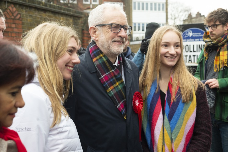 Jeremy Corbyn und junge Unterstützer der Labour Partei.