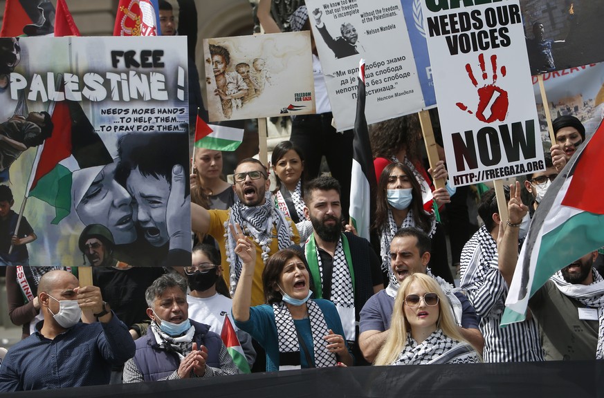 Serbien, Belgrad: Pro-palästinensische Demonstranten schwenken bei einem Protest in der Innenstadt palästinensische Fahnen. Der Konflikt zwischen Israeli und Palästinensern polarisiert Menschen weltweit.
