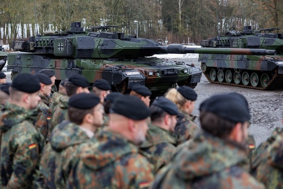 03.02.2023, Bayern, Pfreimd: Neue Panzer Leopard 2 A7V der Bundeswehr stehen w�hrend der feierlichen �bergabe f�r das Panzerbataillon 104 auf dem Kasernengel�nde. Das Panzerbataillon 104 wird in den k ...
