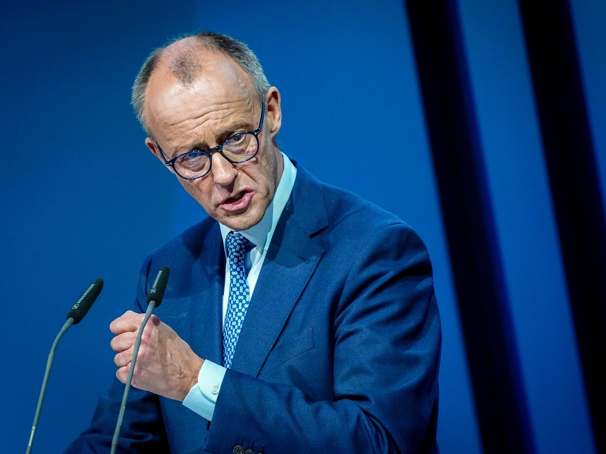 ARCHIV - 28.04.2025, Berlin: Friedrich Merz, Unions-Kanzlerkandidat und CDU-Bundesvorsitzender, spricht beim Bundesausschuss der CDU. (zu dpa: «Umfrage: Union legt zu, AfD verliert») Foto: Kay Nietfel ...