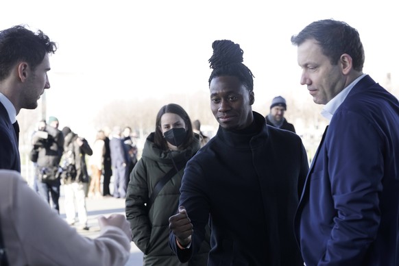 Promis bei der 17. Bundesversammlung Wahl des Bundespraesidenten Aktuell, 13.02.2022, Berlin, Leon Goretzka Fussballnationalspieler FC Bayern Muenchen mit Eugene Boateng Schauspieler Borga und Lars Kl ...