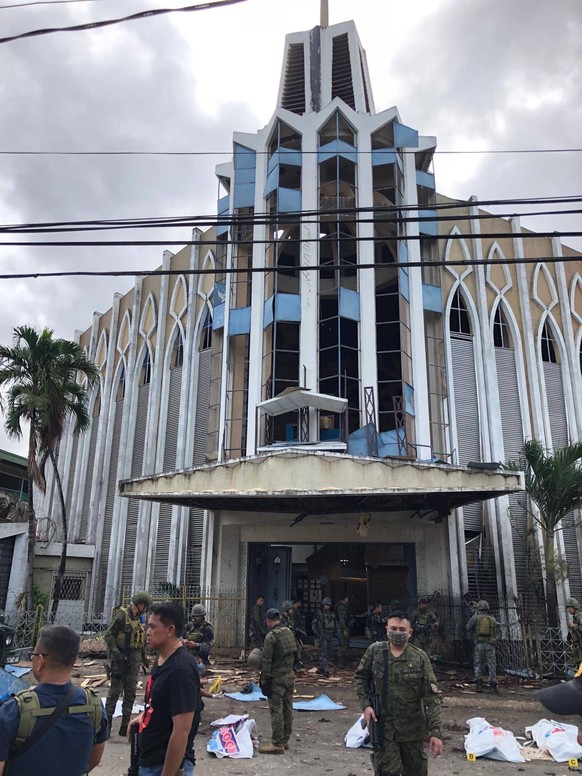 (190127) -- MANILA, Jan. 27, 2019 -- Soldiers are deployed to secure the explosion scene outside a church where twin explosions occurred in Sulu Province, the Philippines, Jan. 27, 2019. The death tol ...