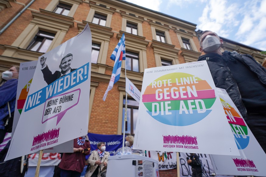 29.05.2021, Sachsen-Anhalt, Halle: Plakate mit den Aufschriften