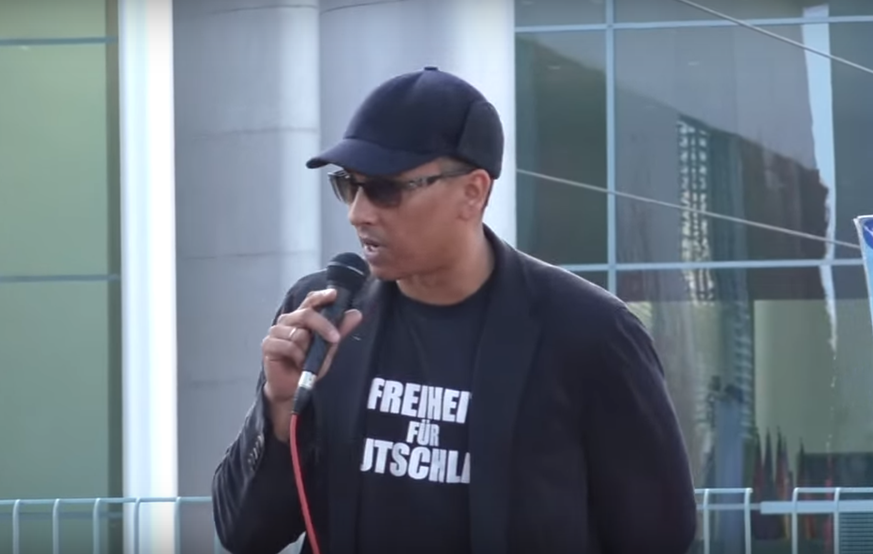 Xavier Naidoo trat 2014 bei einer Demonstration von Reichsbürgern vor dem Deutschen Bundestag auf.