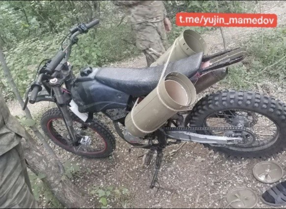 Russland nutzt Motorräder nicht nur für Angriffsaktionen, sondern auch für den Transport.