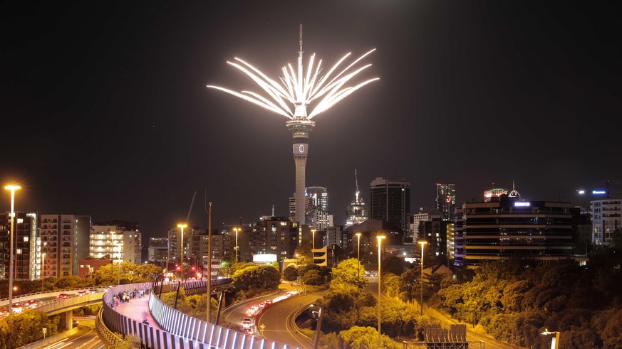 31.12.2020, Neuseeland, Auckland: Ein Feuerwerk wird vom Sky Tower aus gestartet, um den Jahreswechsel zu feiern. Im Gegensatz zu vielen anderen L