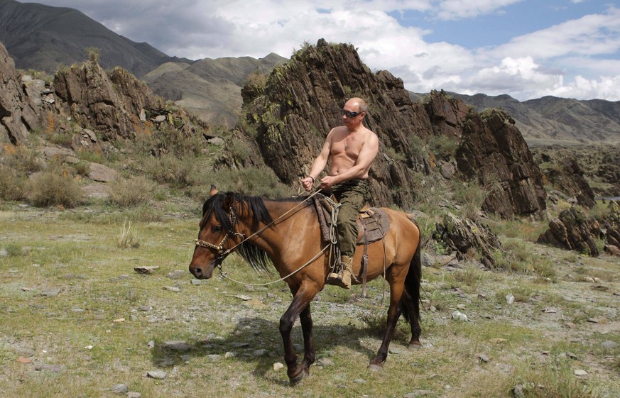 Aug. 3, 2009 - Tyva, Republic of Tyva, Russian Federation - Russian Prime Minister VLADIMIR PUTIN riding a horse with his shirt off, during vacation in the Republic of Tyva, Russia. PUBLICATIONxINxGER ...