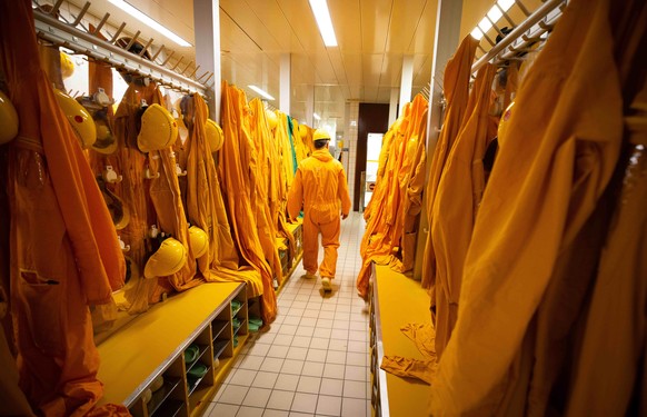 Ein Mitarbeiter geht durch einen Umkleidebereich in einer Garderobe im Zugang zum Reaktorgebäude im Kernkraftwerk Brokdorf. Nach knapp 35 Jahren Betriebszeit wird das Atomkraftwerk von Betreiber Preus ...
