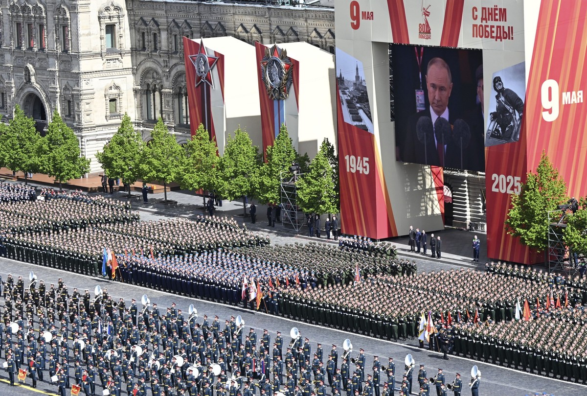 09.05.2025, Russland, Moskau: Russische Soldaten nehmen an der Militärparade zum Tag des Sieges teil. Anlass ist der 80. Jahrestag des Sieges der Sowjetunion über Nazi-Deutschland im Zweiten Weltkrieg ...