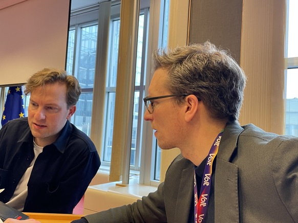 Damian Boeselager und sein Mitarbeiter Joachim Wilke (beide Volt) diskutieren über ihre Position in einem Berichterstattertreffen im EU-Parlament