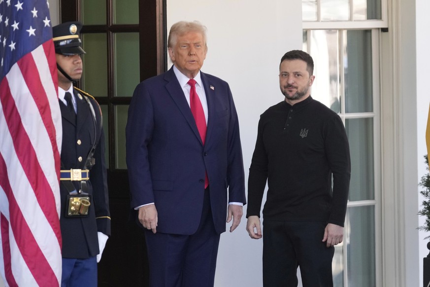 dpatopbilder - 28.02.2025, USA, Washington: US-Präsident Donald Trump (M) begrüßt den ukrainischen Präsidenten Wolodymyr Selenskyj (r) im Weißen Haus. Foto: Ben Curtis/AP/dpa +++ dpa-Bildfunk +++