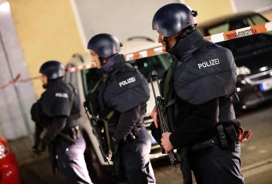 Police officers secure an area after a shooting in Hanau near Frankfurt, Germany, February 20, 2020. REUTERS/Kai Pfaffenbach