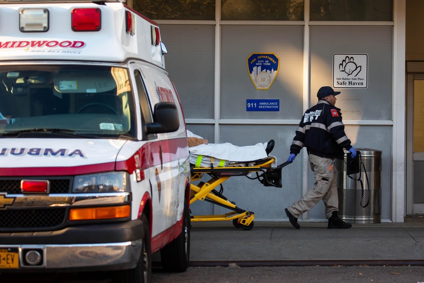 (211215) -- NEW YORK, Dec. 15, 2021 (Xinhua) -- Medical workers wheel a patient into Maimonides Medical Center in the Brooklyn borough of New York, the United States, Dec. 14, 2021. The United States  ...