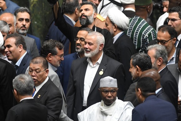 30.07.2024, Iran, Teheran: Hamas-Chef Ismail Hanija (M) trifft im iranischen Parlament ein, um an der Vereidigungszeremonie des neu gew�hlten Pr�sidenten Pezeshkian teilzunehmen. Foto: Shadati/XinHua/ ...