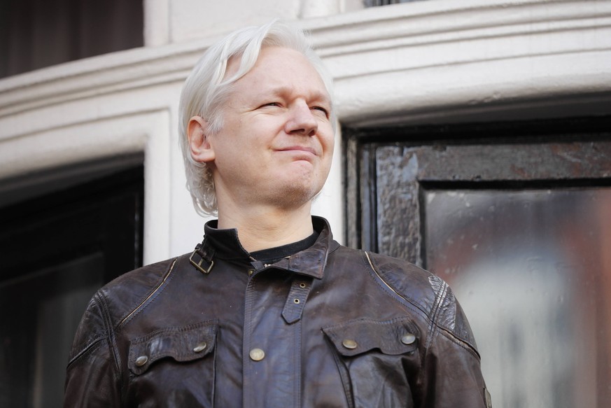 Julian Assange vor der ecuadorianischen Botschaft in London. 