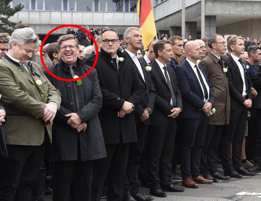 Beim Trauermarsch der AfD für Daniel Hillig marschieren in der ersten Reihe die AfD-Landesvorsitzenden mit: Uwe Junge (AfD-Rheinland-Pfalz / von Mann mit auffälligen Oberlippenbart bis Höcke), Ralf Öz ...