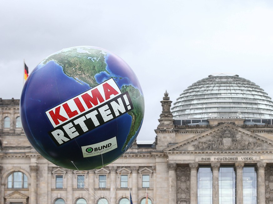 24.09.2021, xtgx, Politik, Fridays For Future Demonstration in Berlin, Ballon mit der Aufschrift Klima retten vor dem Reichstagsgebaude Berlin *** 24 09 2021, xtgx, politics, Fridays For Future demons ...