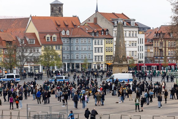 01.05.2021, Th�ringen, Erfurt: Gegendemonstranten stehen gegen�ber der Kundgebung der rechtsextremen Gruppierung �Neue St�rke Erfurt� auf dem Erfurter Domplatz. Foto: Michael Reichel/dpa +++ dpa-Bildf ...